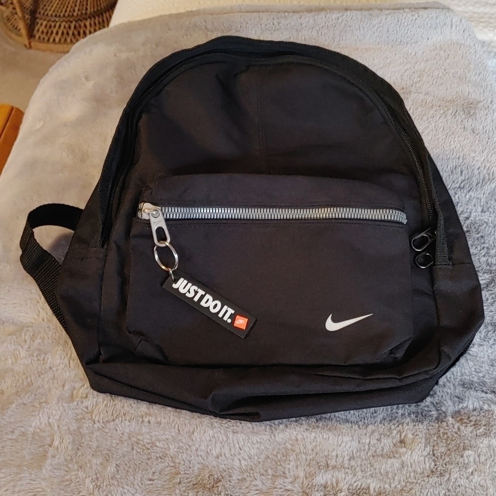 🌸Host Pick🌸💚Black & Silver Nike Compact Backpack